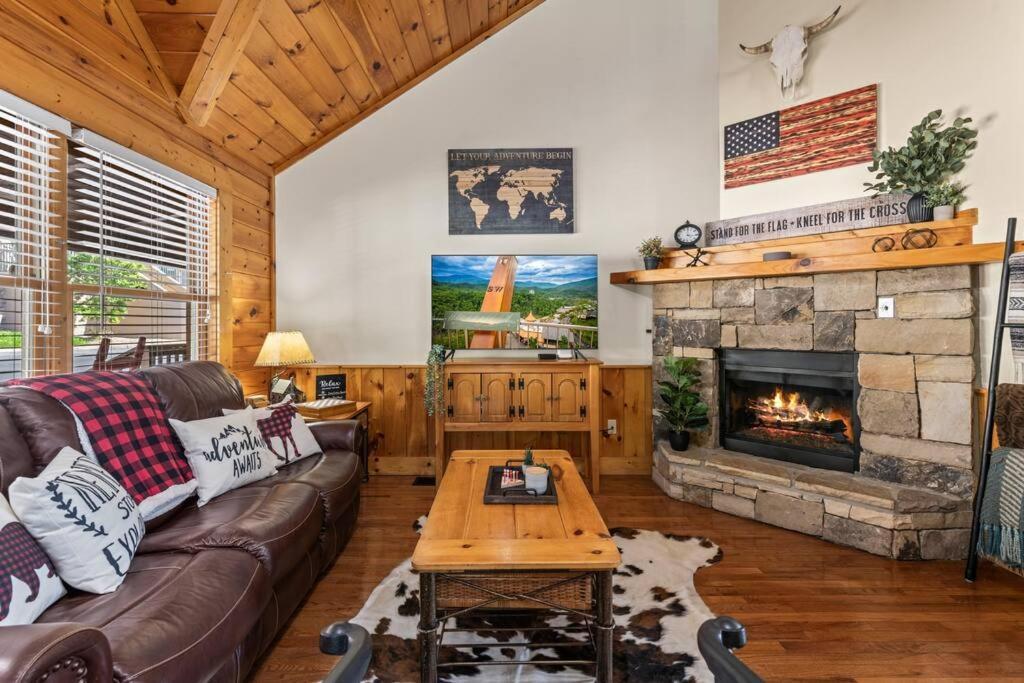 Cozy Cabin In The Smokies!!! Fully Furnished And Complete With Community Indoor And Outdoor Pools And Spas, Game And Fitness Rooms As Well As A Private Hot Tub Pigeon Forge Εξωτερικό φωτογραφία