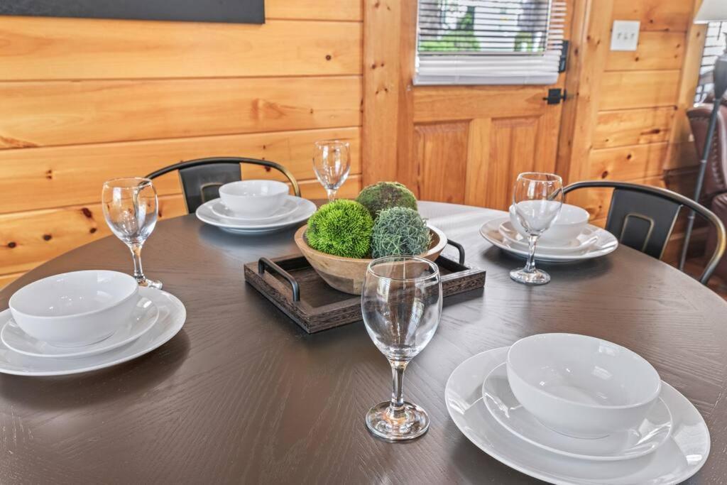 Cozy Cabin In The Smokies!!! Fully Furnished And Complete With Community Indoor And Outdoor Pools And Spas, Game And Fitness Rooms As Well As A Private Hot Tub Pigeon Forge Εξωτερικό φωτογραφία