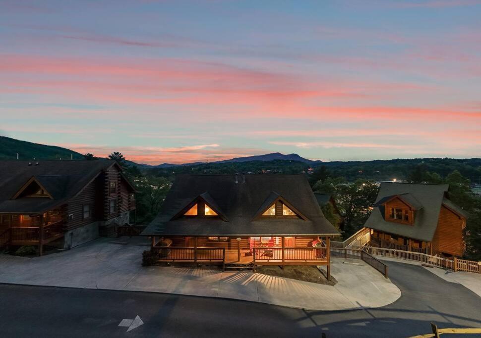 Cozy Cabin In The Smokies!!! Fully Furnished And Complete With Community Indoor And Outdoor Pools And Spas, Game And Fitness Rooms As Well As A Private Hot Tub Pigeon Forge Εξωτερικό φωτογραφία