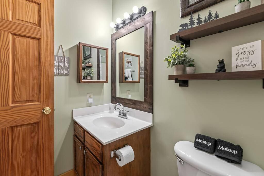 Cozy Cabin In The Smokies!!! Fully Furnished And Complete With Community Indoor And Outdoor Pools And Spas, Game And Fitness Rooms As Well As A Private Hot Tub Pigeon Forge Εξωτερικό φωτογραφία