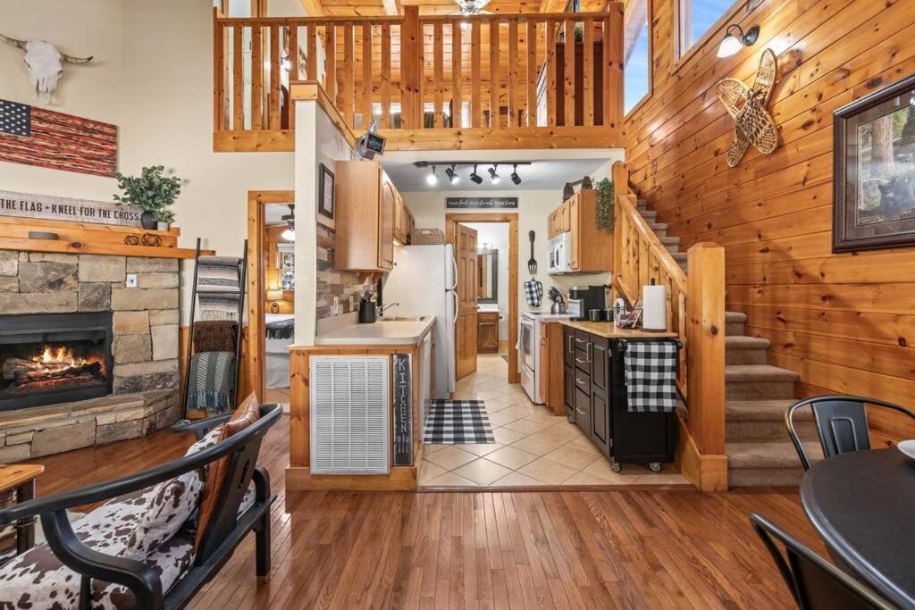 Cozy Cabin In The Smokies!!! Fully Furnished And Complete With Community Indoor And Outdoor Pools And Spas, Game And Fitness Rooms As Well As A Private Hot Tub Pigeon Forge Εξωτερικό φωτογραφία