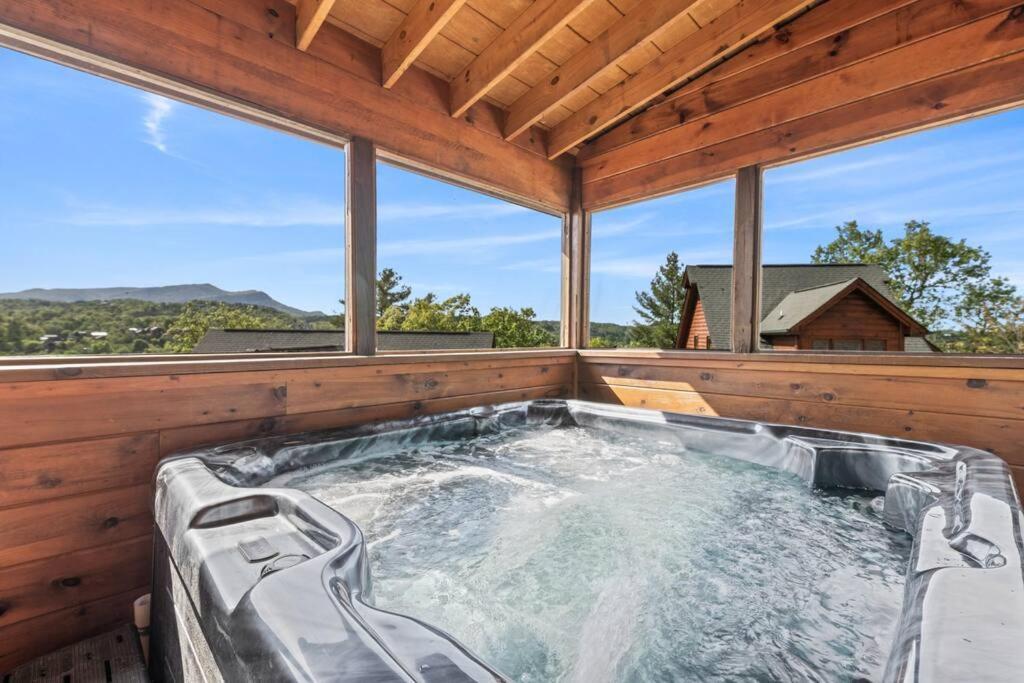 Cozy Cabin In The Smokies!!! Fully Furnished And Complete With Community Indoor And Outdoor Pools And Spas, Game And Fitness Rooms As Well As A Private Hot Tub Pigeon Forge Εξωτερικό φωτογραφία