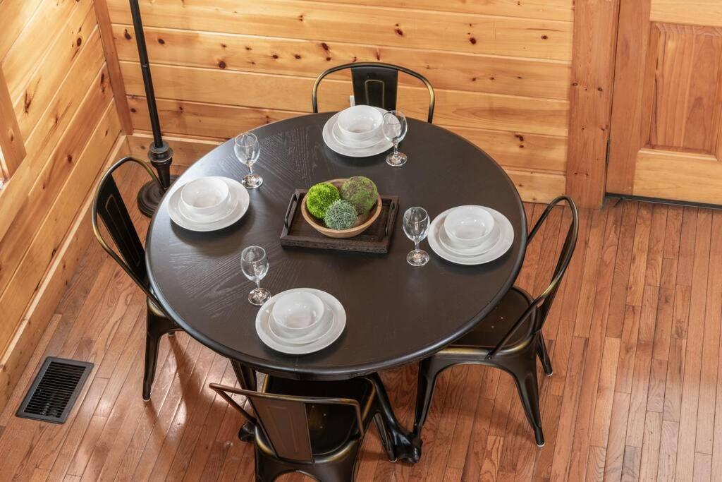 Cozy Cabin In The Smokies!!! Fully Furnished And Complete With Community Indoor And Outdoor Pools And Spas, Game And Fitness Rooms As Well As A Private Hot Tub Pigeon Forge Εξωτερικό φωτογραφία
