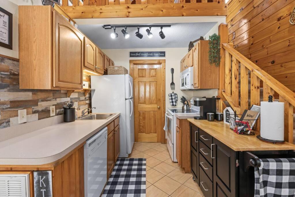 Cozy Cabin In The Smokies!!! Fully Furnished And Complete With Community Indoor And Outdoor Pools And Spas, Game And Fitness Rooms As Well As A Private Hot Tub Pigeon Forge Εξωτερικό φωτογραφία