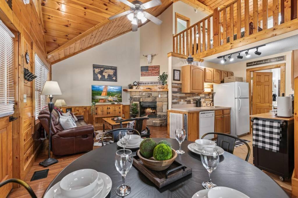 Cozy Cabin In The Smokies!!! Fully Furnished And Complete With Community Indoor And Outdoor Pools And Spas, Game And Fitness Rooms As Well As A Private Hot Tub Pigeon Forge Εξωτερικό φωτογραφία