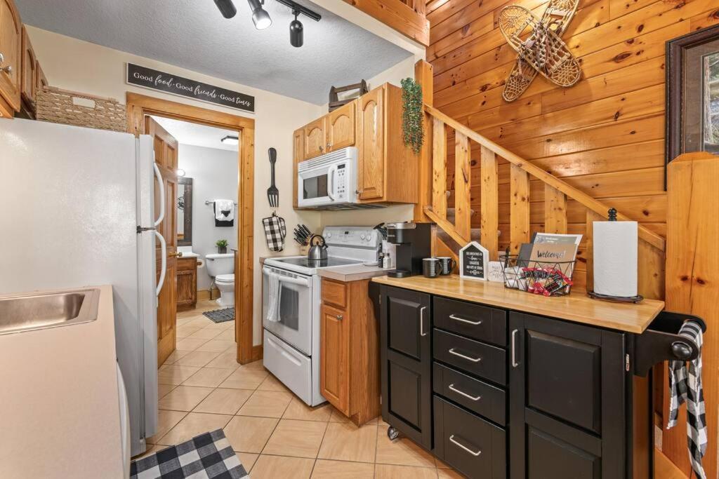 Cozy Cabin In The Smokies!!! Fully Furnished And Complete With Community Indoor And Outdoor Pools And Spas, Game And Fitness Rooms As Well As A Private Hot Tub Pigeon Forge Εξωτερικό φωτογραφία